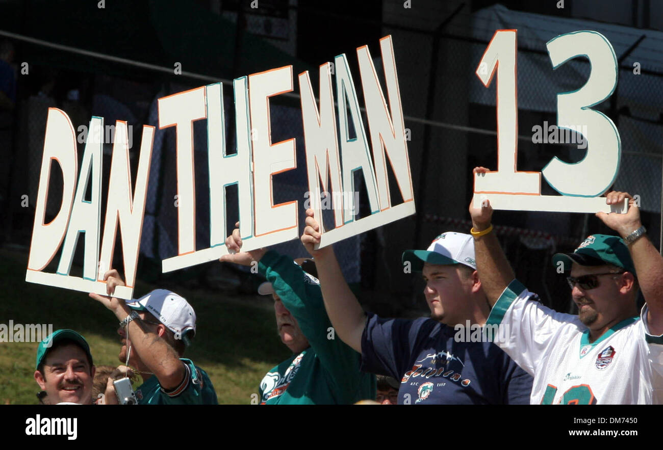 7. August 2005; Canton, OH, USA; "Dan The Man 13" war das Thema des Tages als Delfin Fans Pose für Bilder vor der Pro Football Hall Of Fame in Canton, Ohio.  Obligatorische Credit: Foto von Allen Eyestone/Palm Beach Post/ZUMA Press. (©) Copyright 2005 von Allen Eyestone/Palm Beach Post Stockfoto