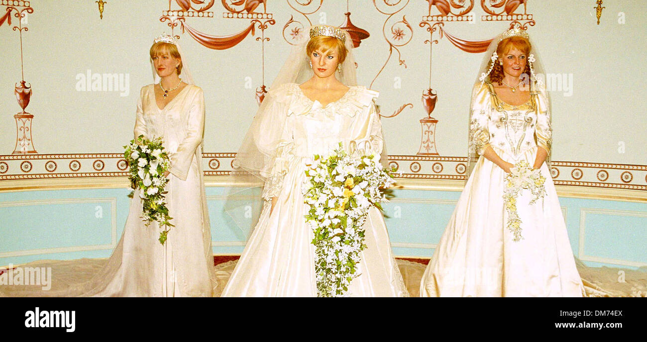 5. Januar 2001 - A17913. © JEFF SPICER ALPHA CN M039402 / 11-28-2005.The identisch Brautkleider, Züge und Diademe, die im Auftrag von Madam Tussauds für ihre Wachsfigur zahlen dann die Hon. Diana Spencer, Sarah Ferguson und Sophie Rhys-Jones sind zur Versteigerung, jedes der Kleider war neben dem Original gestaltet und ist in jeder Hinsicht identisch, aber eine Zeile über der au ausgebrochen Stockfoto