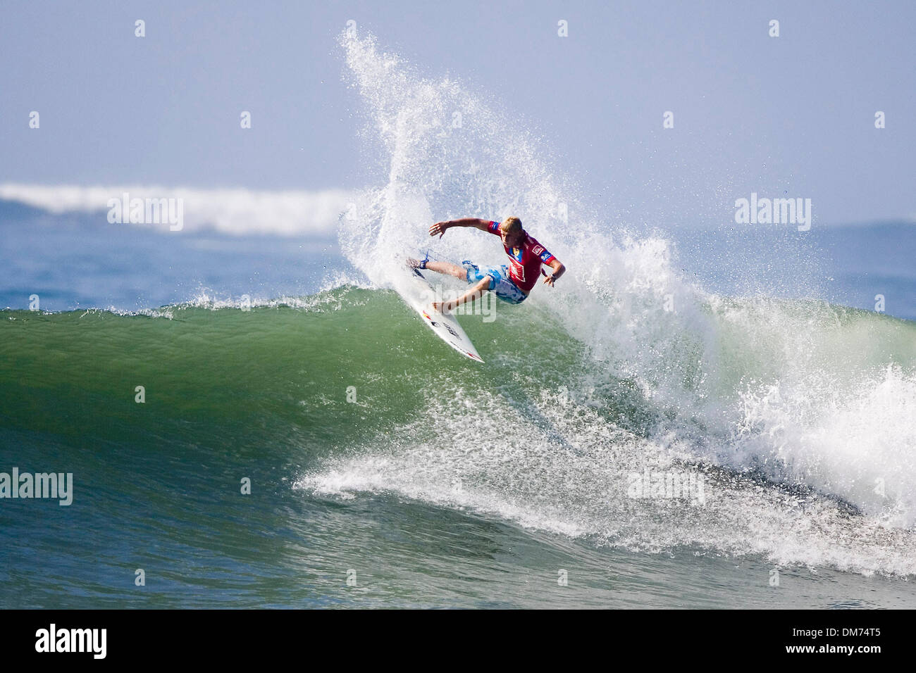 Sep 03, 2005; Malibu, Chiba, JAPAN; Surfen: MICK FANNING konkurriert in der Fosters Herren ASP World Championship Tour in Japan 2005 während der Quiksilver Pro Japan. Der Quiksilver Pro Japan ist das siebte von 11 Veranstaltungen auf die 2005 Fosters Männer ASP World Championship Tour (WCT) und verfügt über die Top 45 Surfer Welt und drei Joker-Surfer. Floridian und 2001 ASP World Champion Stockfoto