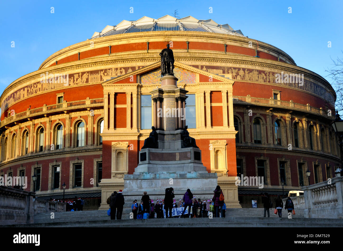 London, England, Vereinigtes Königreich. Royal Albert Hall und große Ausstellung Denkmal, mit Statue von Prinz Albert Stockfoto