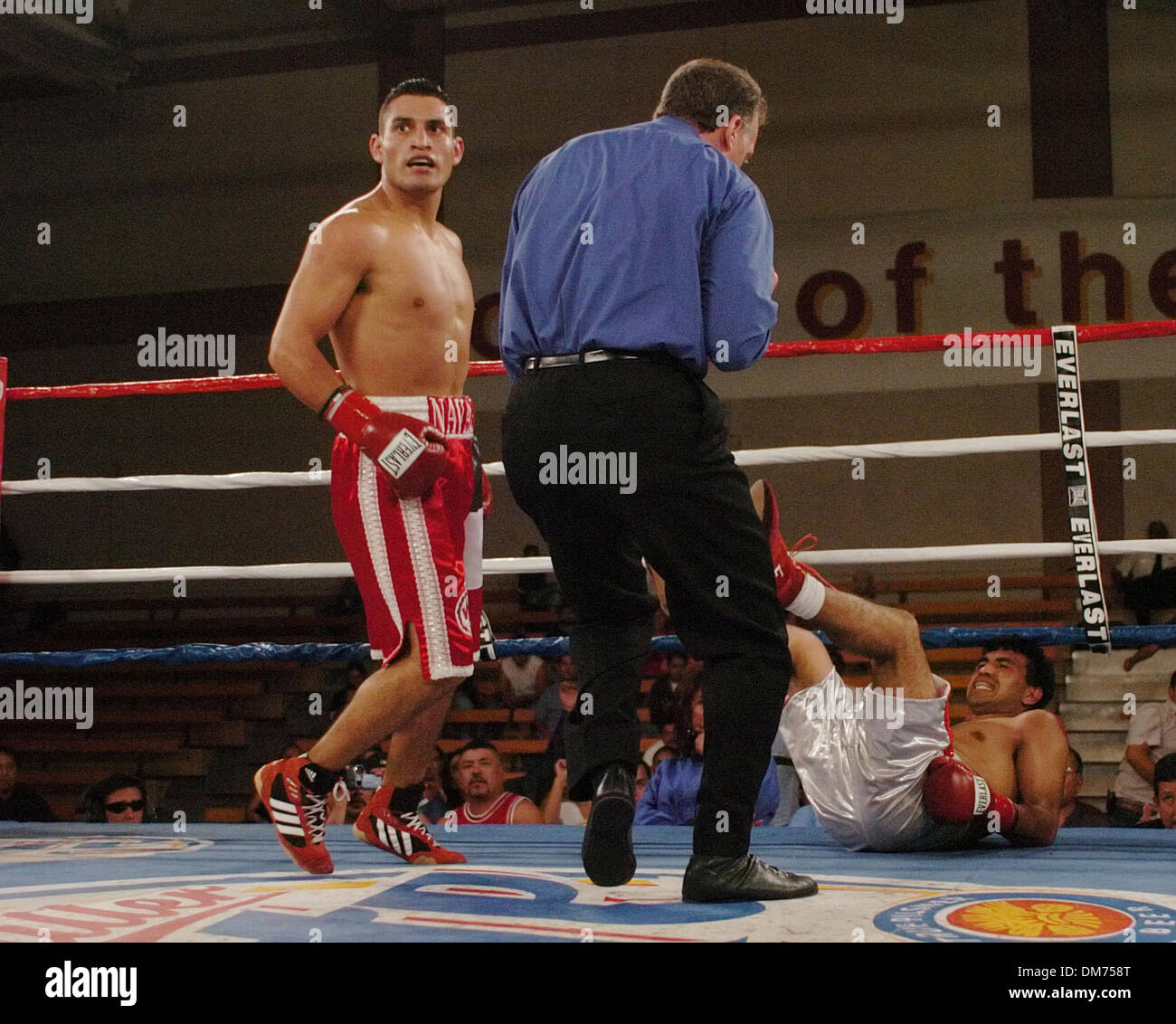 Sep 23, 2005; Los Angeles, Kalifornien, USA; JUAN DE DIOS NAVARRO Niederlagen MIGUEL A RAMIREZ durch TKO. Der Kampf war auf dem Undercard der Überschrift Event für Oscar De La Hoya's 'Solo Boxeo De Miller"von Golden Boy Promotions gefördert. Obligatorische Credit: Foto von Rob DeLorenzo/ZUMA Press. (©) Copyright 2005 von Rob DeLorenzo Stockfoto