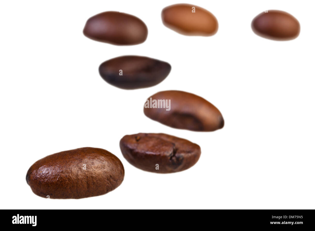 Zick-Zack-Muster aus gerösteten Kaffeebohnen mit Fokus Vordergrund Stockfoto