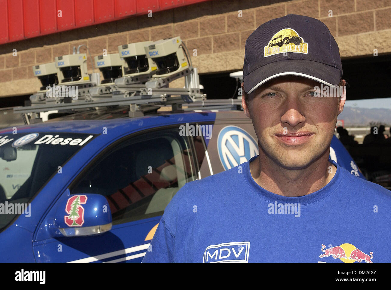 5. Oktober 2005; Fontana, Kalifornien, USA; SEBASTIAN THRUN von der Stanford Racing Team bei der DARPA Grand Challenge nationalen Qualifikationsturnier auf dem California Speedway am 5. Oktober 2005. Obligatorische Credit: Foto von Vaughn Youtz/ZUMA Press. (©) Copyright 2005 von Vaughn Youtz Stockfoto