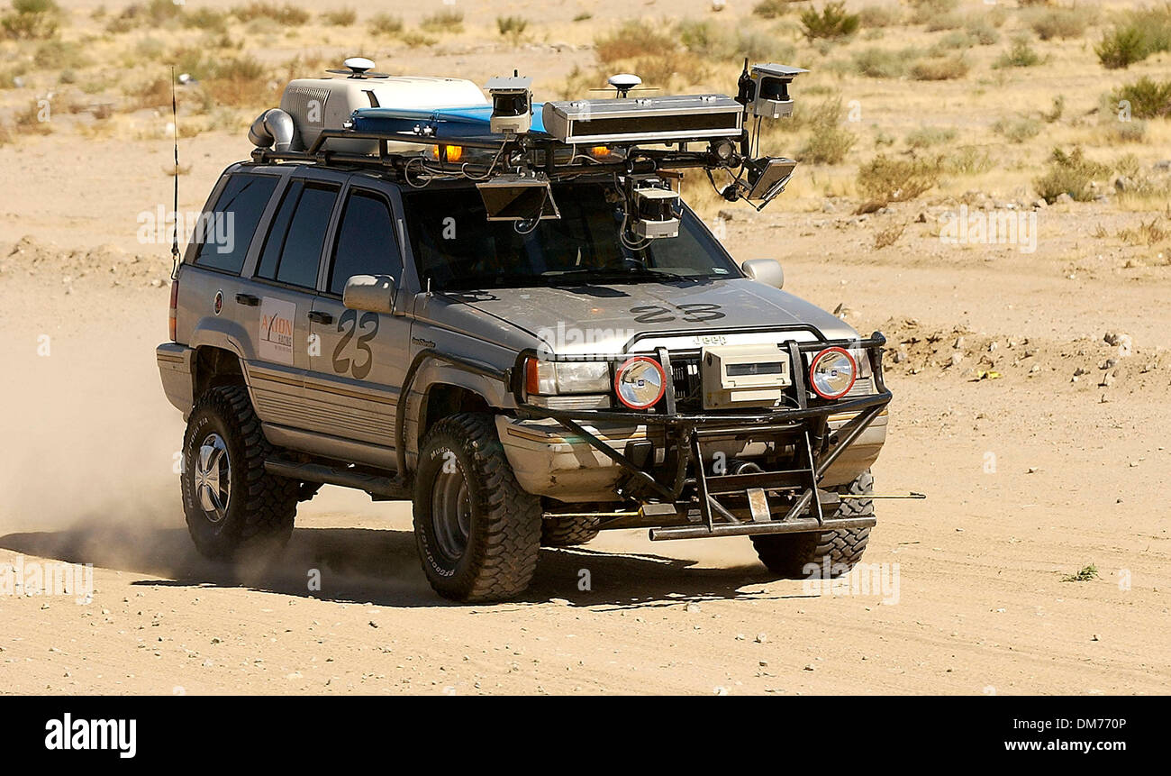 7. Oktober 2005; Primm, NV, USA; Geist, der autonomen Roboterfahrzeug von Axion Racing während einer Aufklärung vor der DARPA Grand Challenge ausgeführt.  Obligatorische Credit: Foto von Vaughn Youtz/ZUMA Press. (©) Copyright 2005 von Vaughn Youtz. Stockfoto