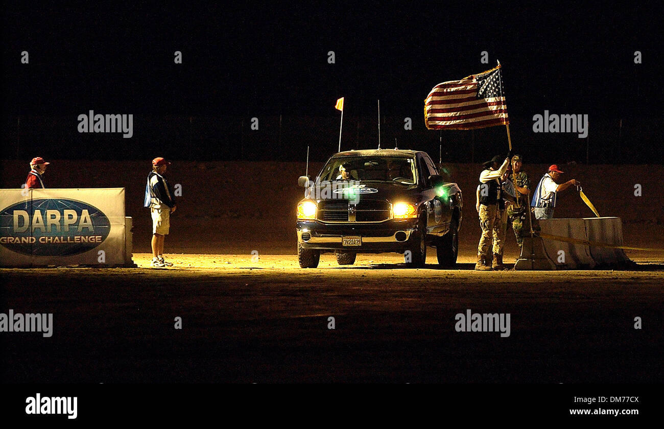 8. Oktober 2005; Primm, NV, USA; Arbeitnehmer sichern eine amerikanische Flagge im Startbereich vor der DARPA GRAND CHALLENGE.  Obligatorische Credit: Foto von Vaughn Youtz/ZUMA Press. (©) Copyright 2005 von Vaughn Youtz. Stockfoto