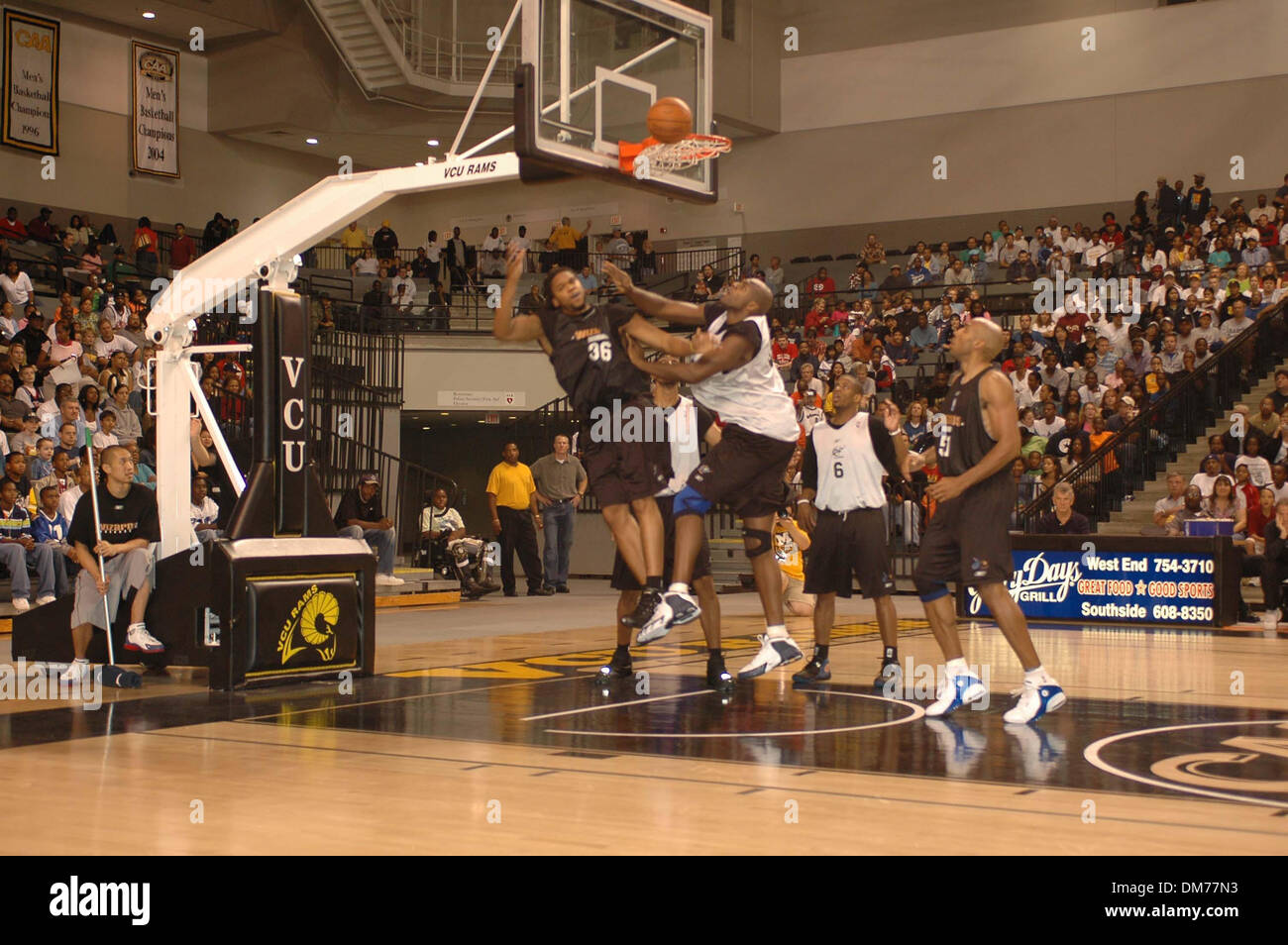 8. Oktober 2005; Richmond, VA, USA; BRENDAN HAYWOOD Foulspiel von ETAN THOMAS während der Mannschaften Scrimmage am Siegal Center in Richmond obligatorisch Credit: Foto von Tina Fultz/ZUMA Press. (©) Copyright 2005 von Tina Fultz Stockfoto