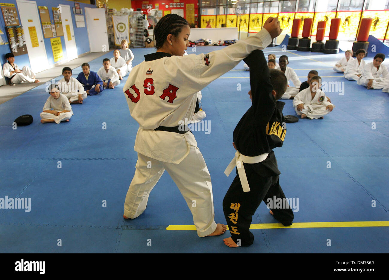 20. Oktober 2005; West Palm Beach, FL, USA; Maria Rojas, eine Tae Kwan Do Lehrer unterrichtet eine Klasse für 6-12-jährige bei der American College von Tae Kwan Do auf Okeechobee Blvd. obligatorische Kredit: Foto von Allen Eyestone/Palm Beach Post/ZUMA Press. (©) Copyright 2005 von Palm Beach Post Stockfoto