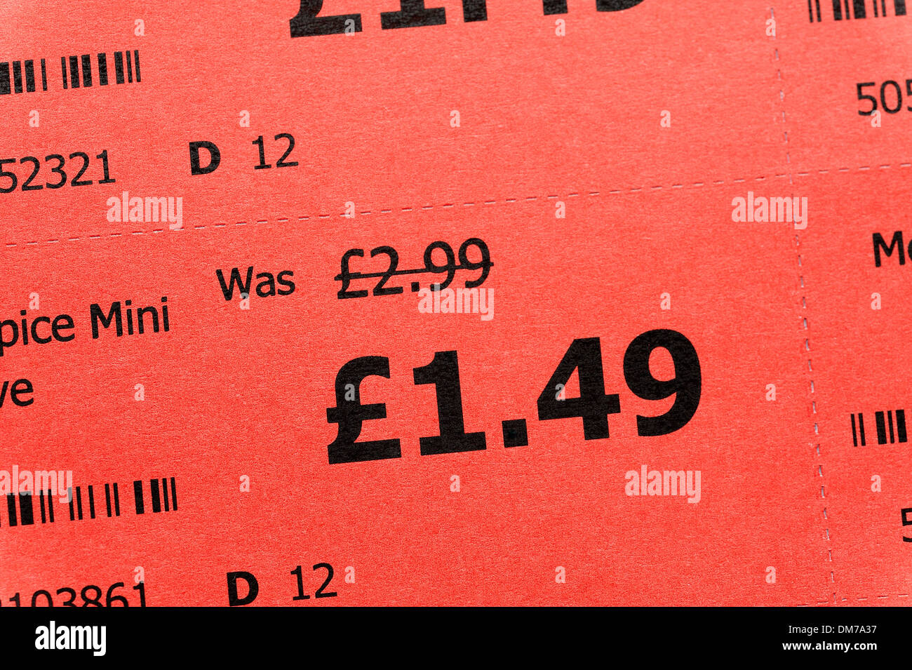 Retail Edge Regaletiketten zeigen eine war und jetzt Preissenkungen Stockfoto