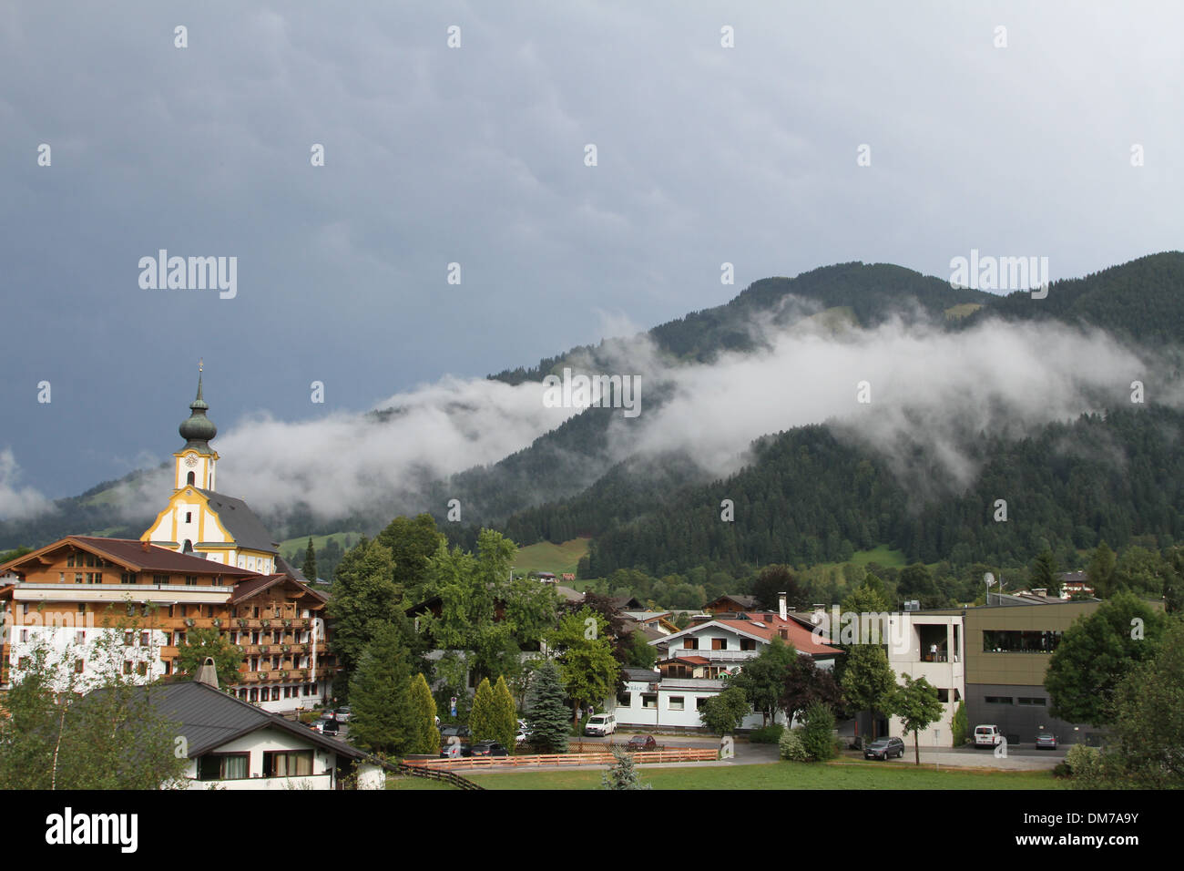 Niedrige Wolken über den Berg in Söll, Österreich Stockfoto