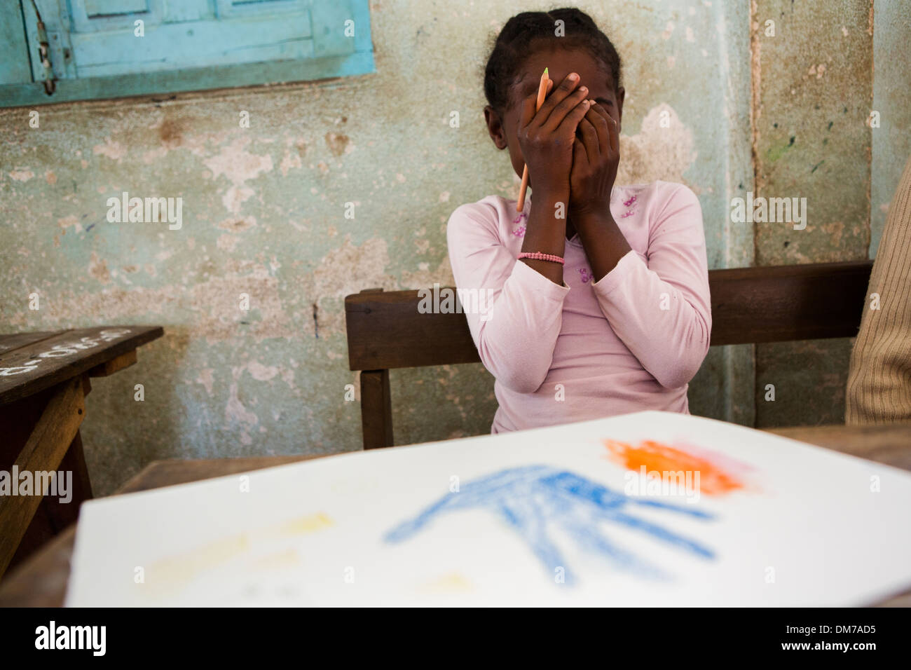 Kind im Kunstunterricht in Fenerive Est Bezirk, Madagaskar. Stockfoto