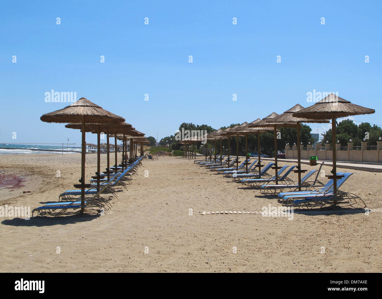Was Kosten Liegen Und Sonnenschirme Auf Kreta Strand-Sonnenschirme und Liegestühle am Strand von Analipsi auf Kreta