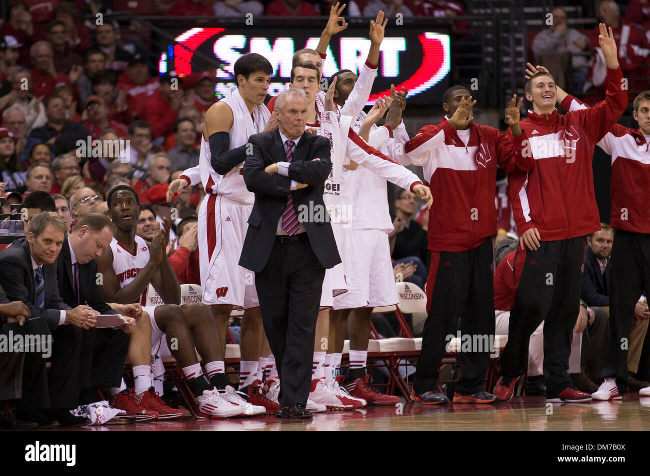 Madison, Wisconsin, USA. 11. Dezember 2013. 11. Dezember 2013: Head Coach Bo Ryan schaut zu, wie die Bank eine gemachte 3pt Kohl Center in Madison, Wisconsin während der NCAA Basketball-Spiel zwischen den Milwaukee Panthers und die Wisconsin Badgers beschossen feiert. 4. Rang Dachse besiegte die Panthers 78-52. John Fisher/CSM/Alamy Live-Nachrichten Stockfoto