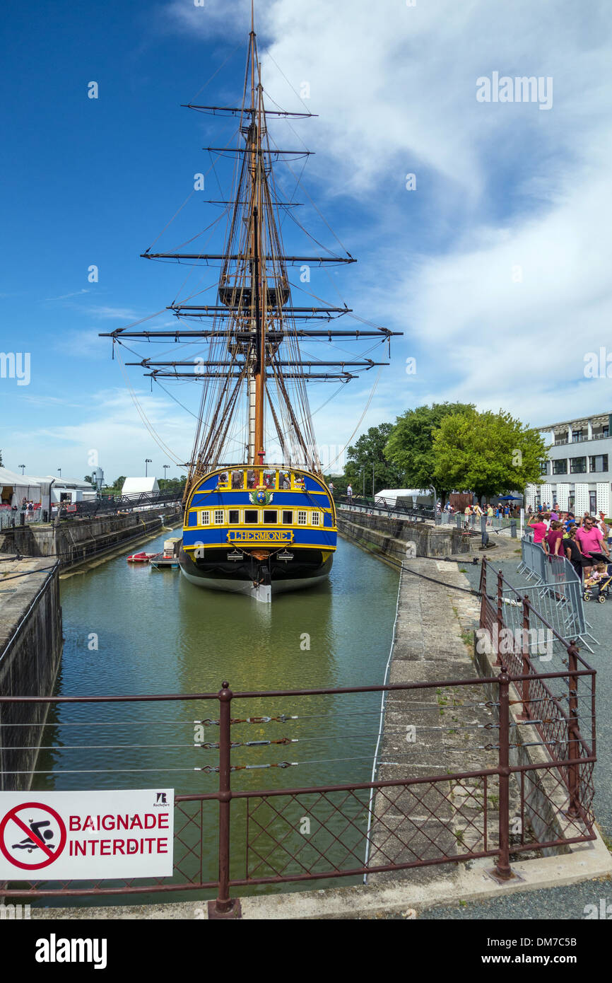 WERFT VON HERMINE, DIE FREGATTE DER FREIHEIT AUF DEM LAFAYETTE DAS ATLANTISCHE, ALTE MARITIME ARSENAL VON ROCHEFORT ÜBERQUERTE, CHARENTE-MARITIME (17), FRANKREICH Stockfoto