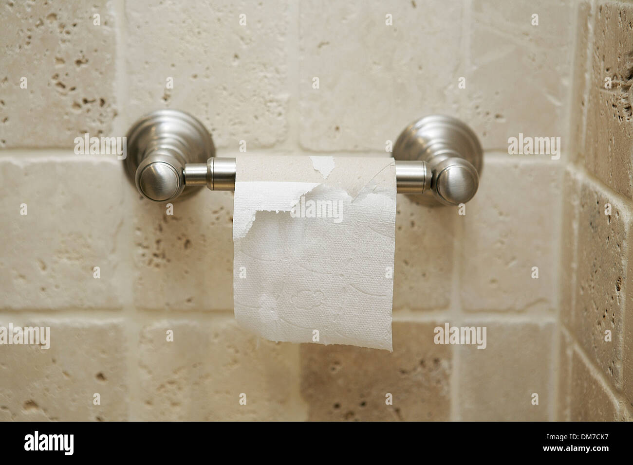 Nahaufnahme der Wand montierte WC-Papierhalter mit leeren Klopapierrolle in einem französischen Hotel. Paris, Frankreich, Europa Stockfoto
