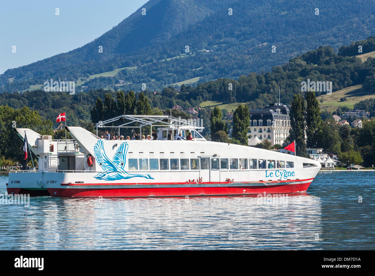 Rote und weiße Touristenboot Sightseeing am Lac d ' Annecy, Savoie, Frankreich Stockfoto