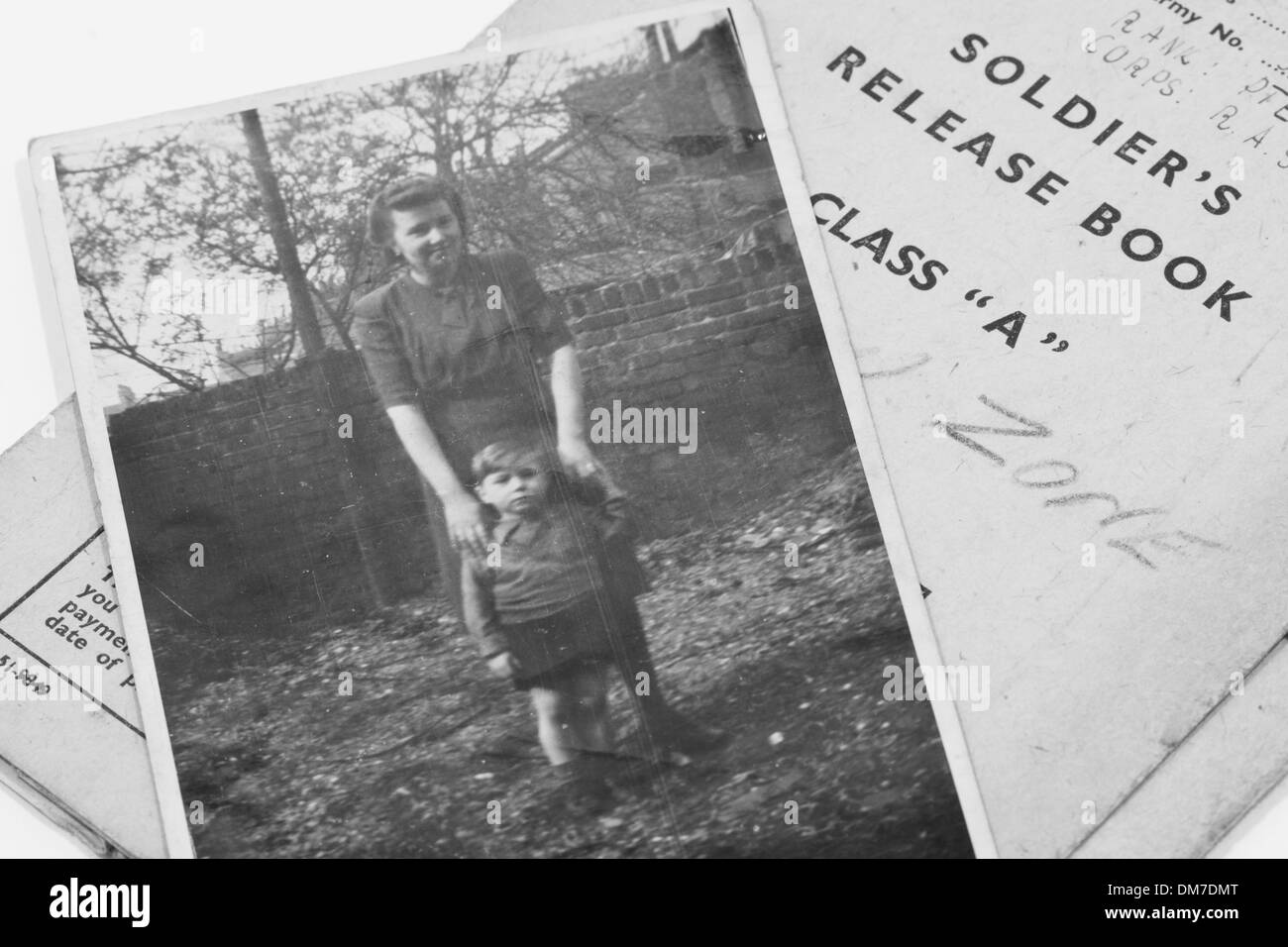 Weltkrieg zwei Soldaten release Buch mit Foto von Frau und Kind Stockfoto