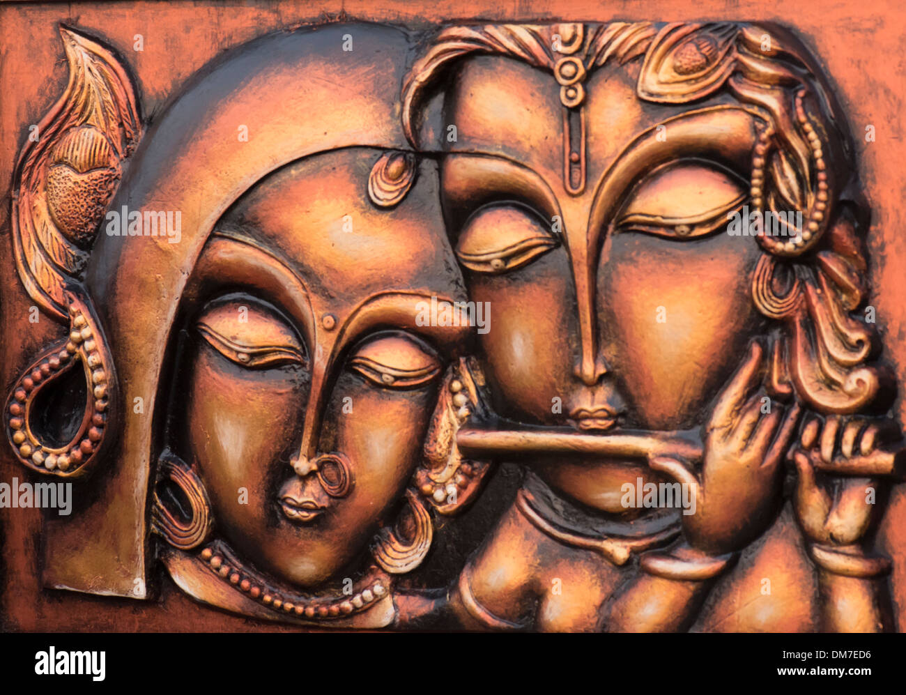 Terrakotta-Bild von Lord Krishna und Radha - seine Gemahlin. Stockfoto