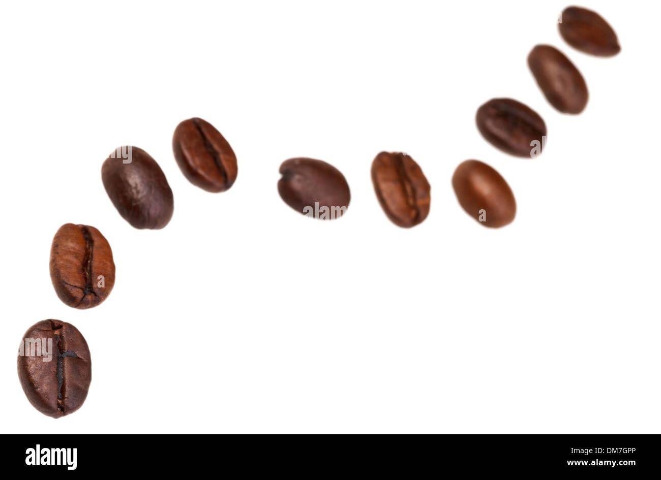 Zick-Zack-Muster aus vielen gerösteten Kaffeebohnen mit Fokus Vordergrund Stockfoto