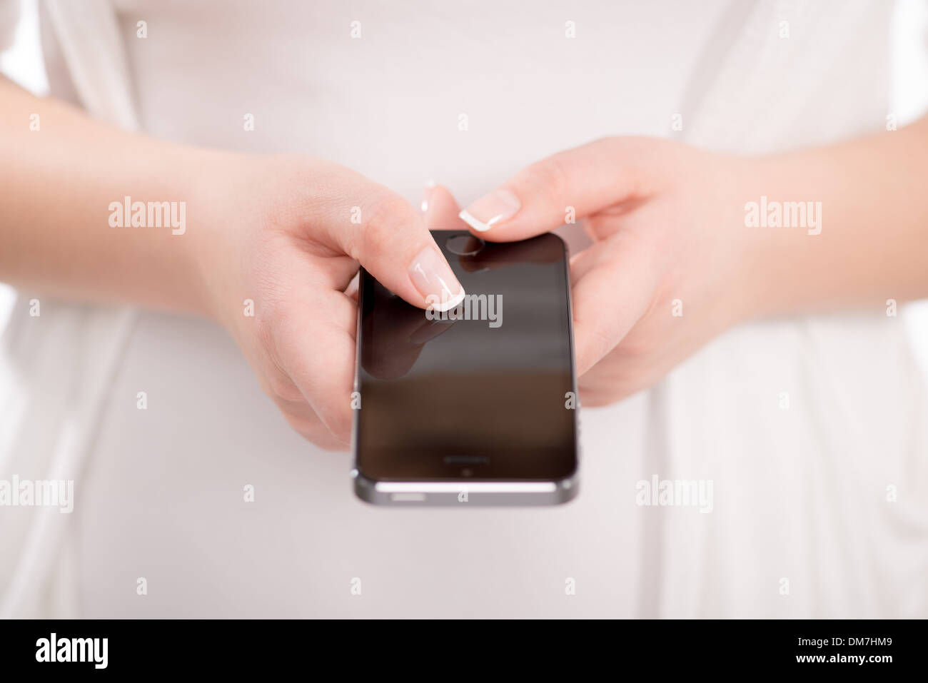Nahaufnahme der weibliche Hände mit Touch Screen Handy Smartphone Stockfoto
