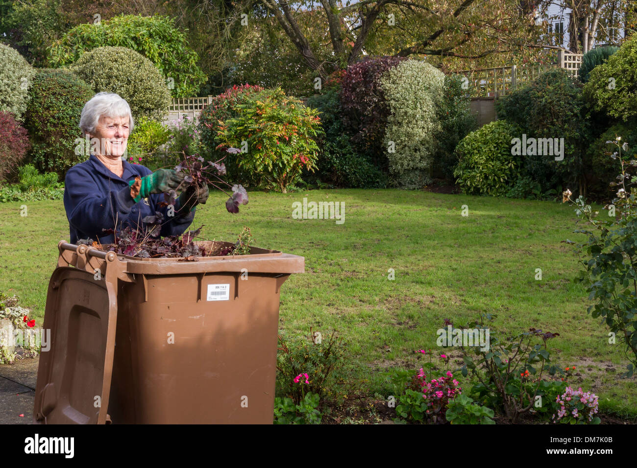 Senioren-Füllung Garten Abfalleimer Stockfoto