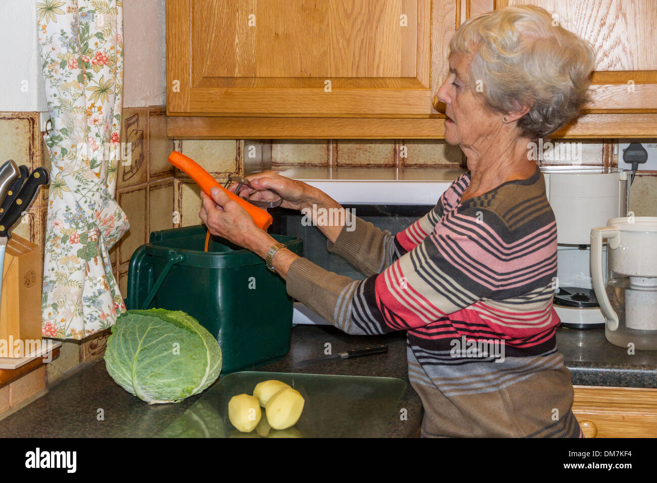 Senioren, die Vorbereitung von Gemüse in der Küche Stockfoto
