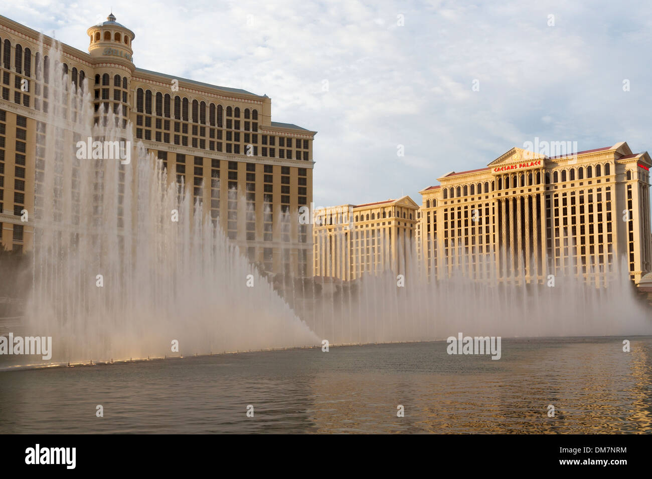 USA, Nevada, Las Vegas, Bellagio Fountains & Caesars Palace Stockfoto