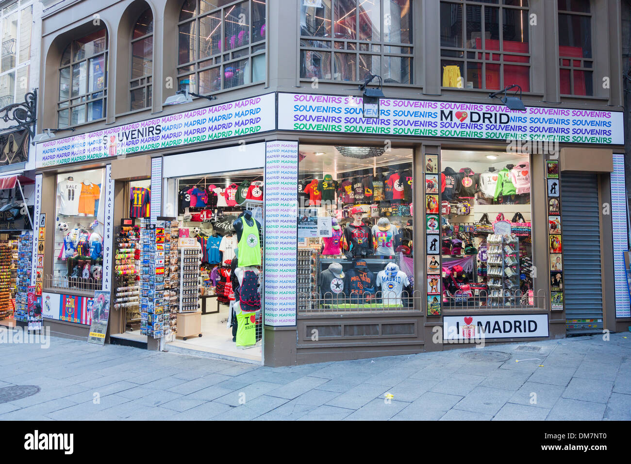 Fenster der Souvenir-Shop in Madrid, Spanien mit 'Ich liebe Madrid' Herzschild Stockfoto