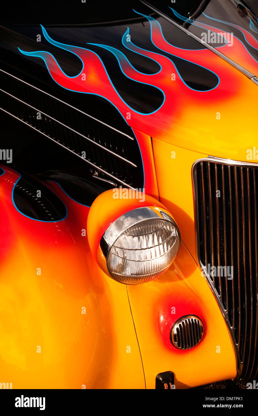 Chrom und Flammen Details auf einem Vintage Hot Rod. Stockfoto