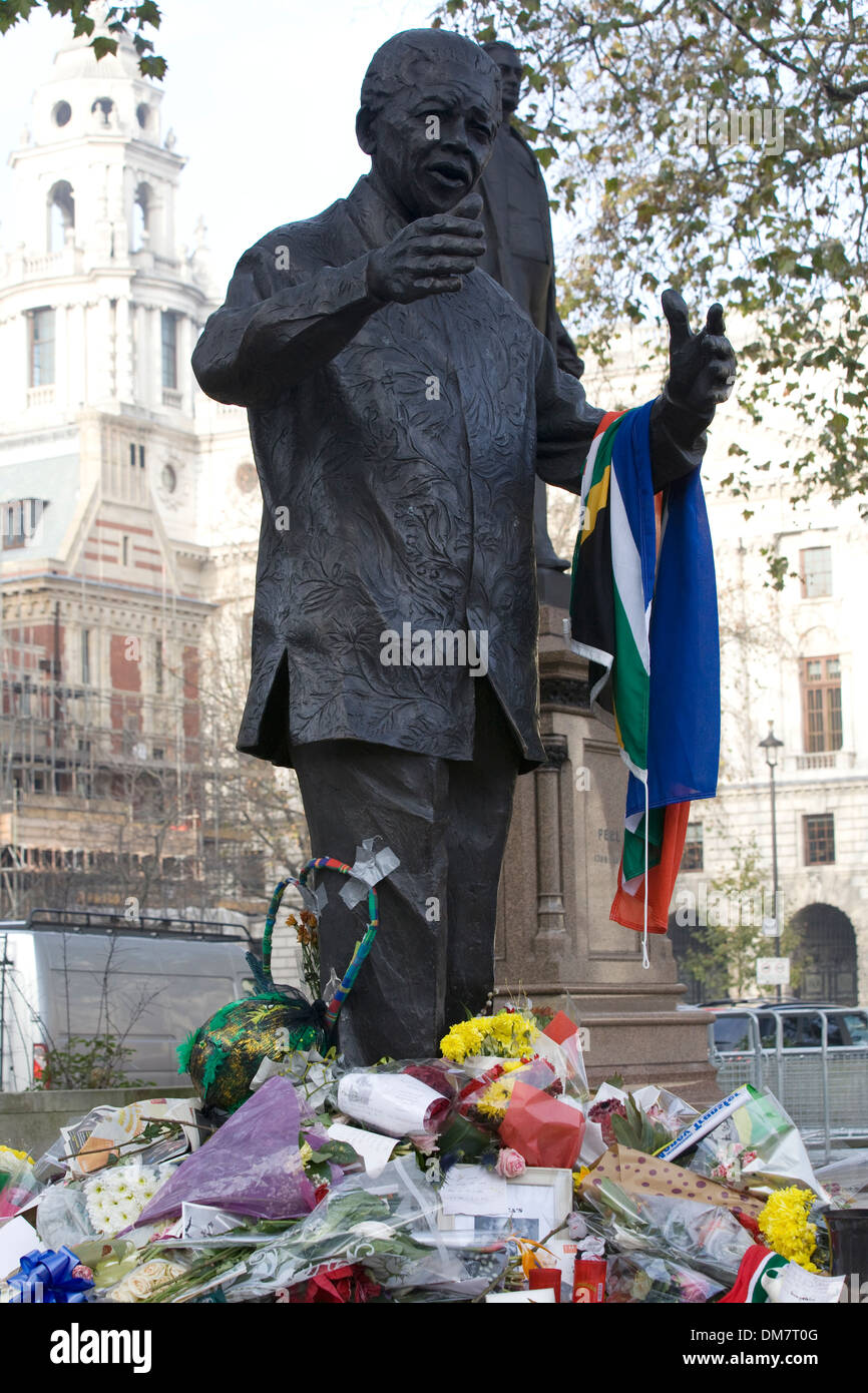 Hommagen an Nelson Mandela, Blumen und behelfsmäßigen Schrein in Emotion für Südafrikas Anti-Apartheid-Ikone im Übermaß Stockfoto