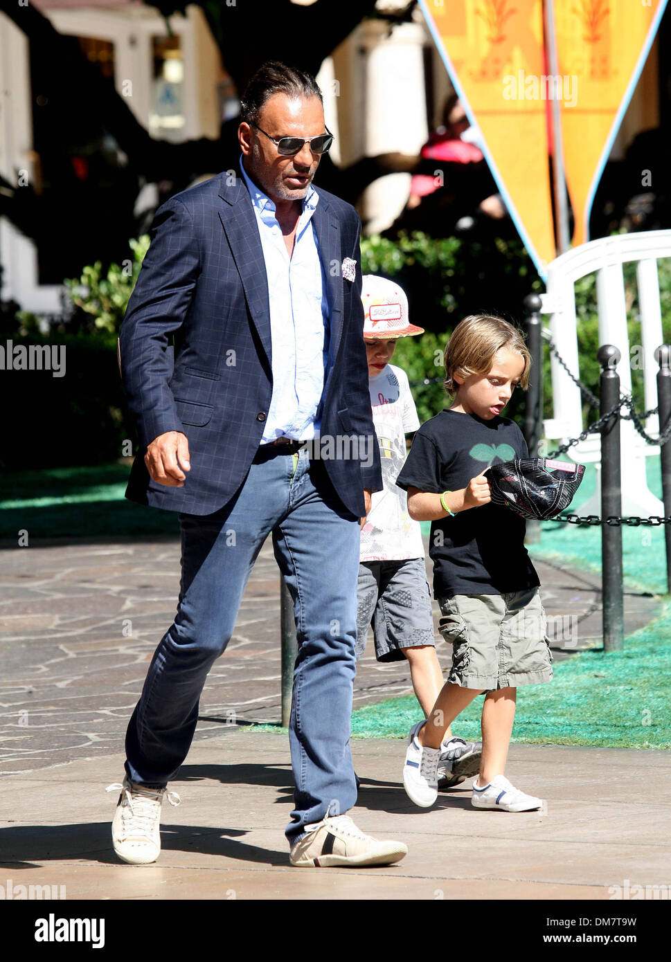 Lord Baltimore Designer Christian Audigier nimmt seine Kinder Einkaufen bei Grove Los Angeles Kalifornien - 27.08.12 Stockfoto