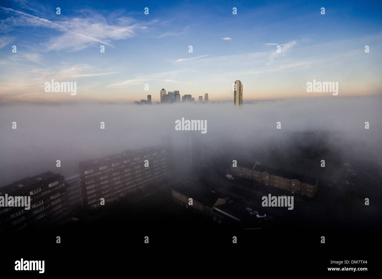 Dichter Nebel wirbelte um London Stockfoto