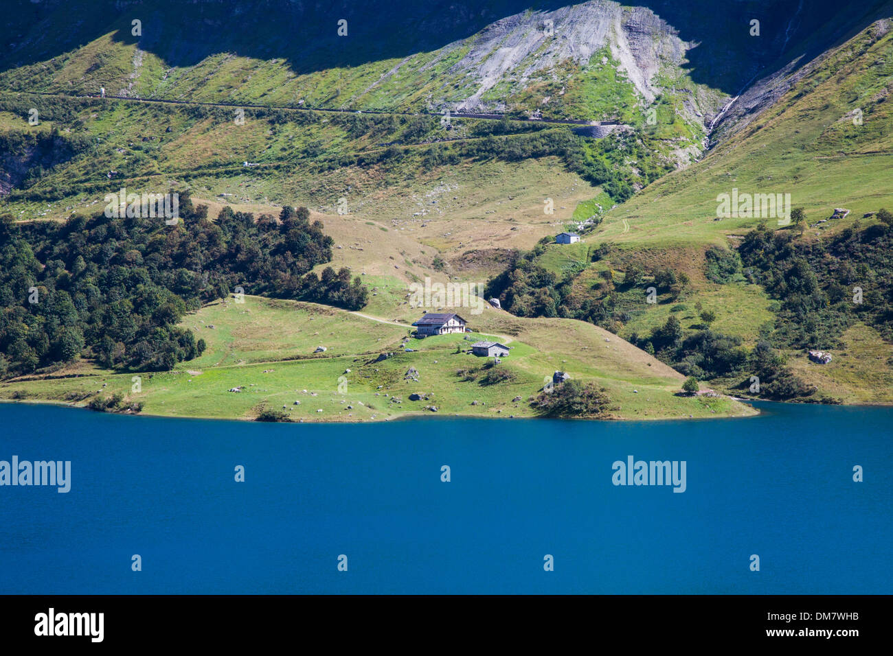 Tiefblaues Wasser in den Lac de Roseland, Savoie, Frankreich. Stockfoto