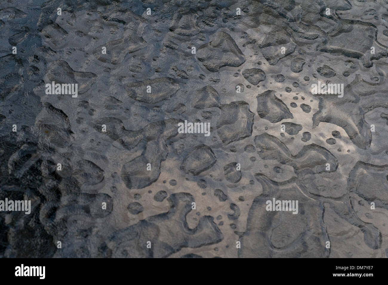 Wassertropfen auf der Glasoberfläche Stockfoto