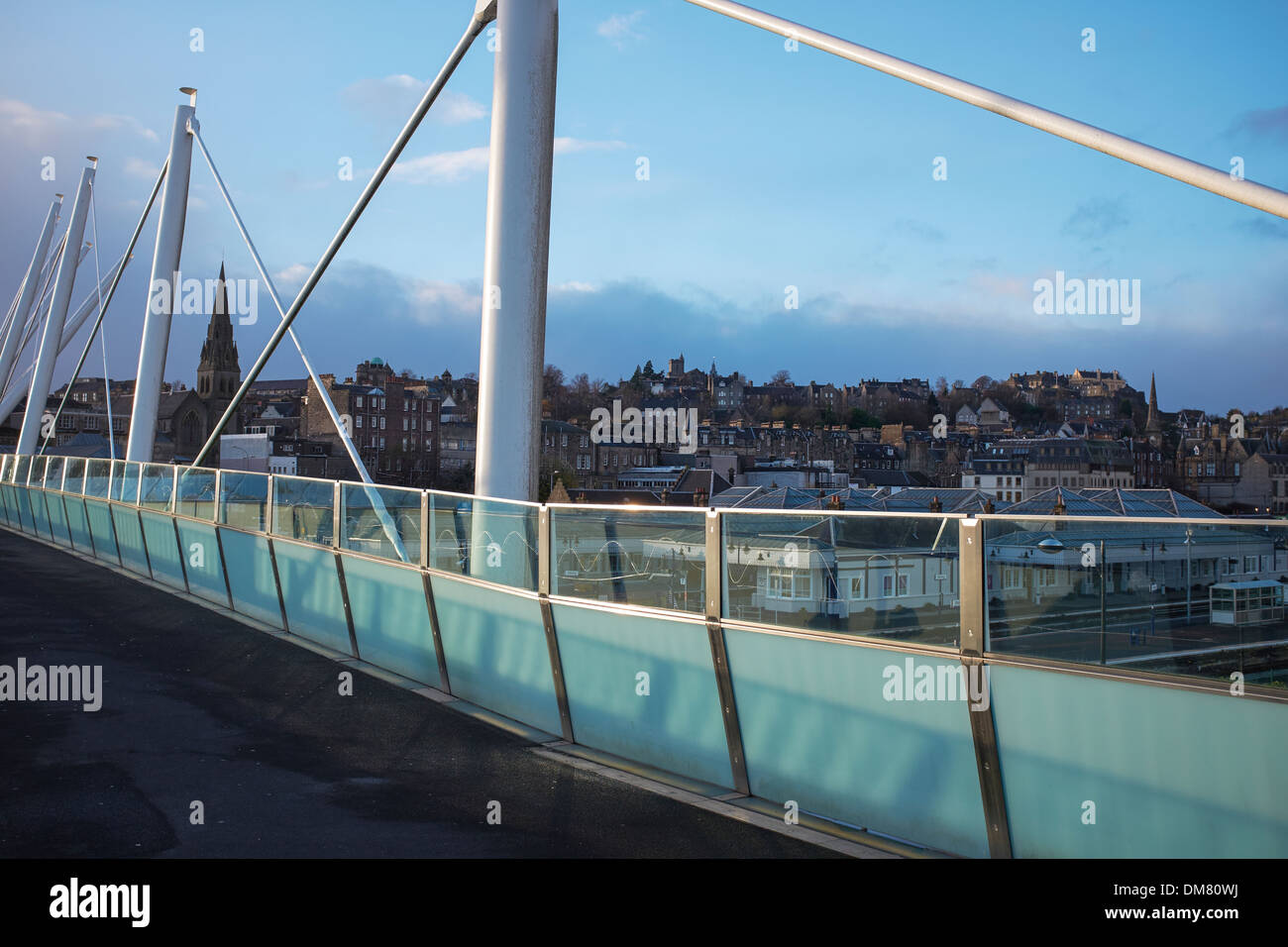 Die Forthside-Fußgängerbrücke überqueren die Bahnlinie in Sterling Stadtzentrum Stockfoto