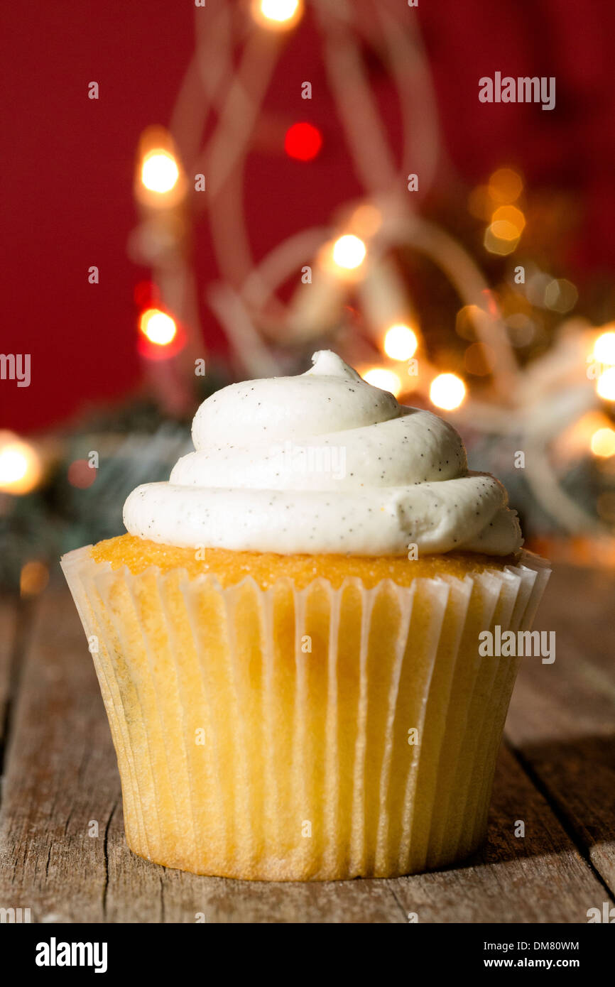 Christmas Cupcake und Lichter auf Holz Stockfoto