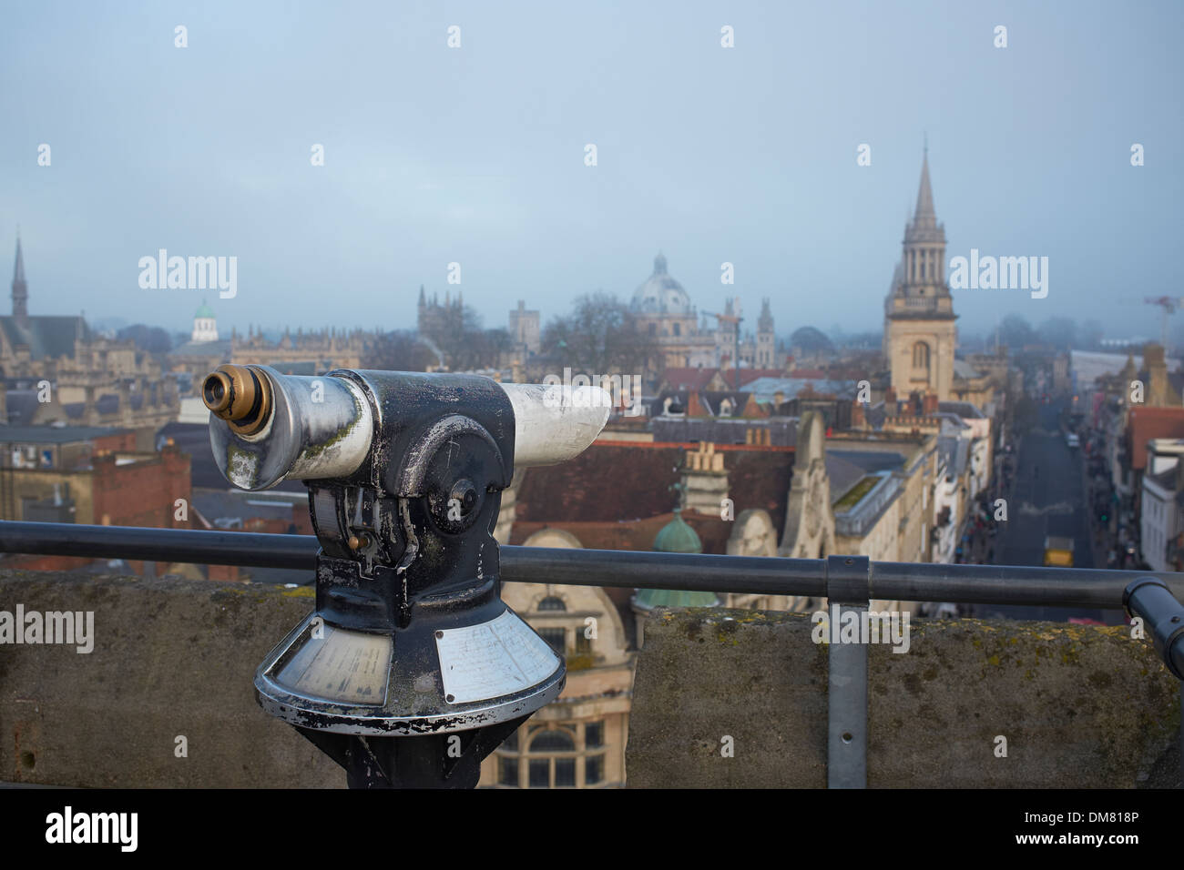 Teleskop auf der Oberseite Carfax Tower im Stadtzentrum von Oxford anzeigen Stockfoto