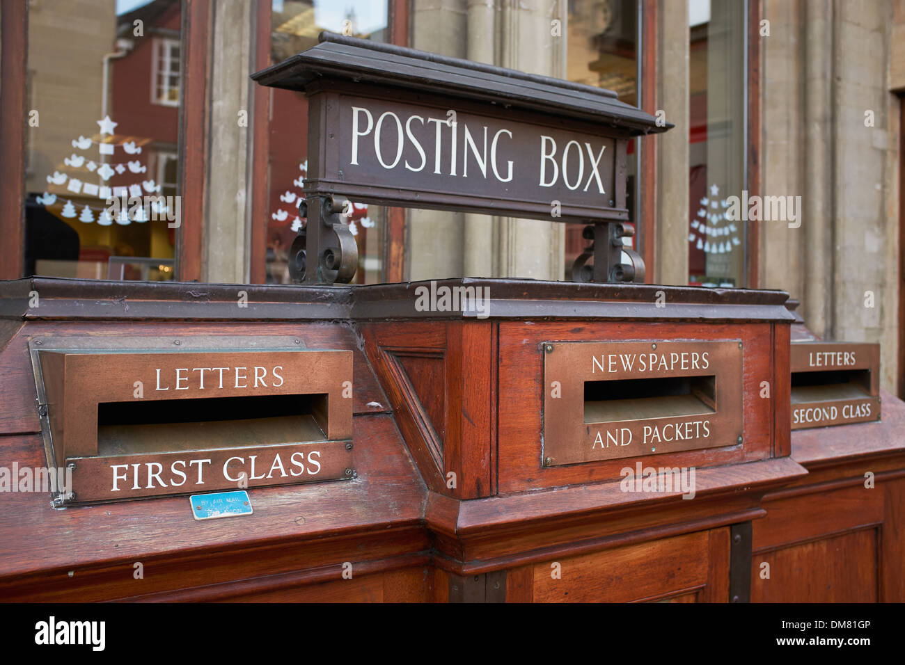 Alten altmodischen hölzernen Steckbox außerhalb der Hauptpost im Stadtzentrum von Oxford Stockfoto