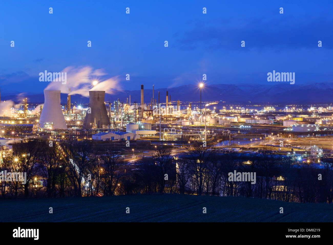 Die Öl-Raffinerie Grangemouth und Industriekomplex in der Abenddämmerung Stockfoto