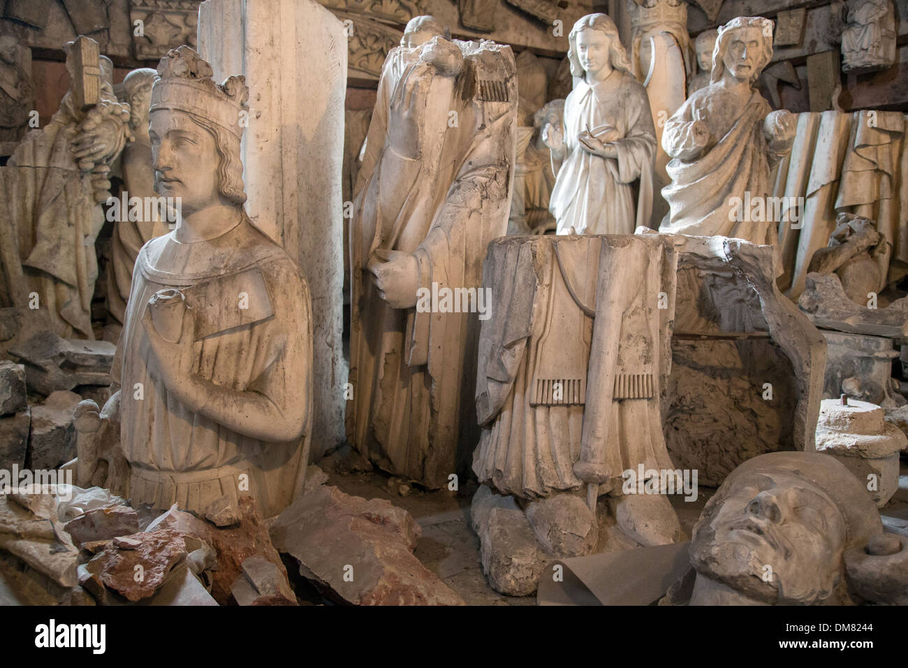 STATUE-ABSTELLRAUM MIT EINER BÜSTE VON KARL DER GROßE IM VORDERGRUND, INNENMINISTERIUM DIE UNSERE DAME DER KATHEDRALE VON CHARTRES, AUFGEFÜHRT ALS WELTKULTURERBE VON UNESCO, EURE-ET-LOIR (28), FRANKREICH Stockfoto