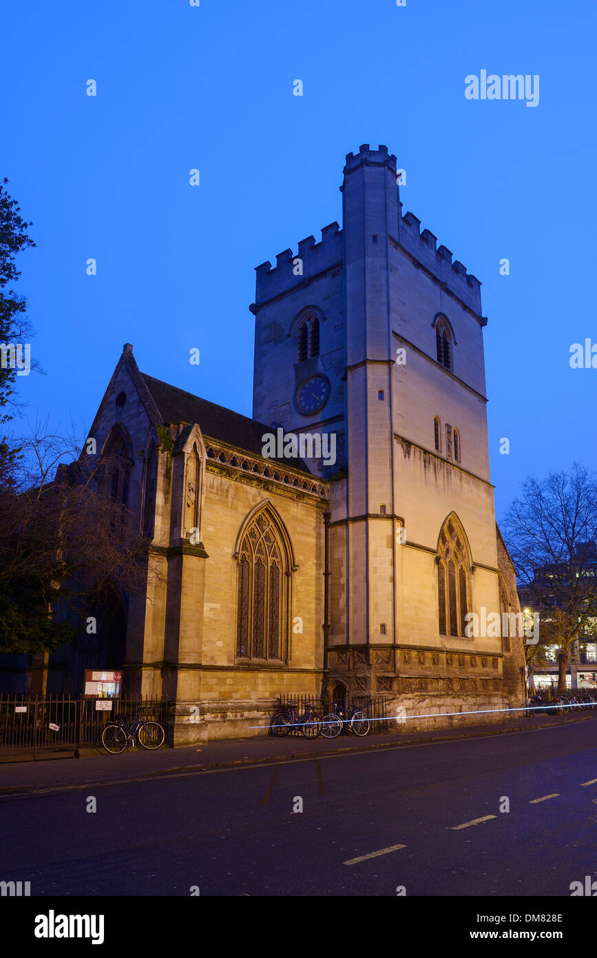 Kirche St. Maria Magdalena in der Abenddämmerung im Stadtzentrum von Oxford Stockfoto