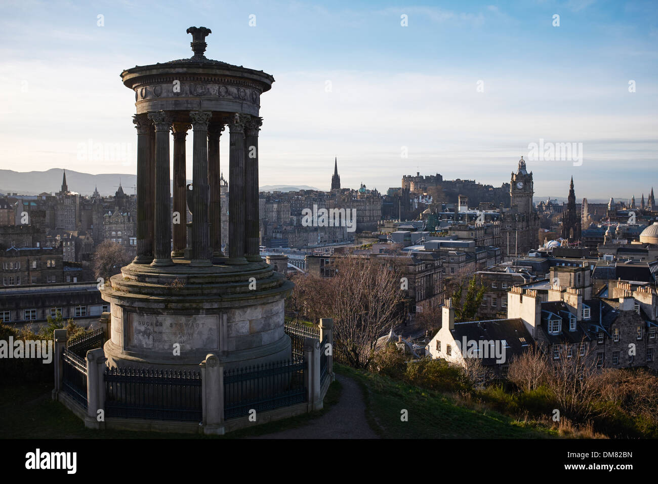 Dugald Stewart Monument auf Calton Hill mit Stadtzentrum von Edinburgh im Hintergrund Stockfoto