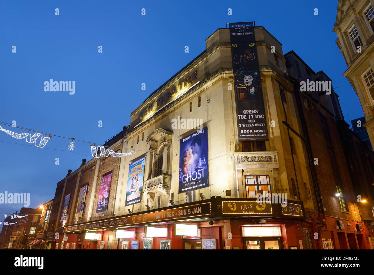 Außenseite des New Theatre Oxford nachts beleuchtet Stockfoto