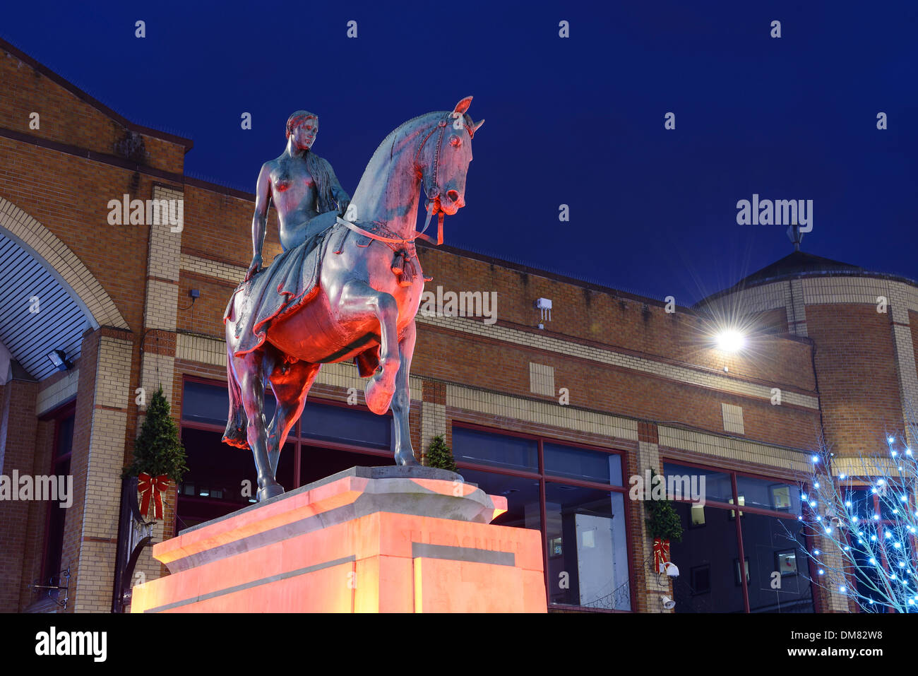 Die Statue von Lady Godiva in Coventry Stadtzentrum nachts beleuchtet Stockfoto