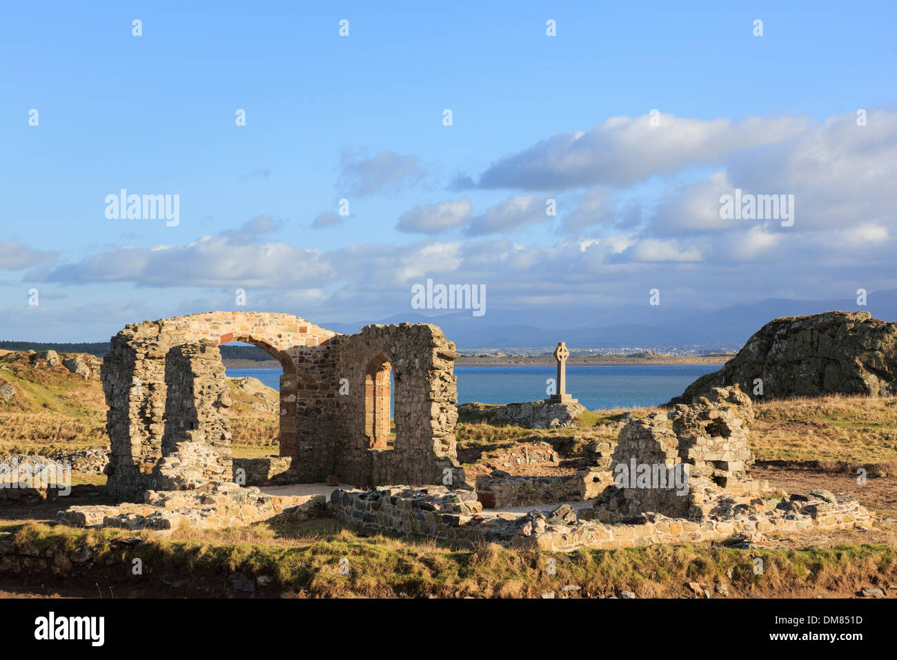 16. Jahrhundert historischen Ruinen von St Dwynwen Kirche mit Keltenkreuz auf Ynys Llanddwyn Island, Isle of Anglesey, North Wales, UK Stockfoto