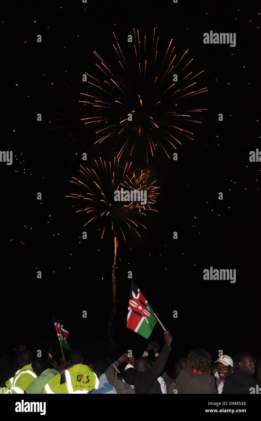 Nairobi, Dez. 11. 12. Dezember 2013. Kenianer Feuerwerk im Uhuru Garden in Nairobi, Kenia, Mitternacht 11. Dezember 2013, um die Feier des 50. Jahrestages der Unabhängigkeit Kenias aus Großbritannien im 12. Dezember 1963 zu beginnen. Bildnachweis: Fred Mutune/Xinhua/Alamy Live-Nachrichten Stockfoto