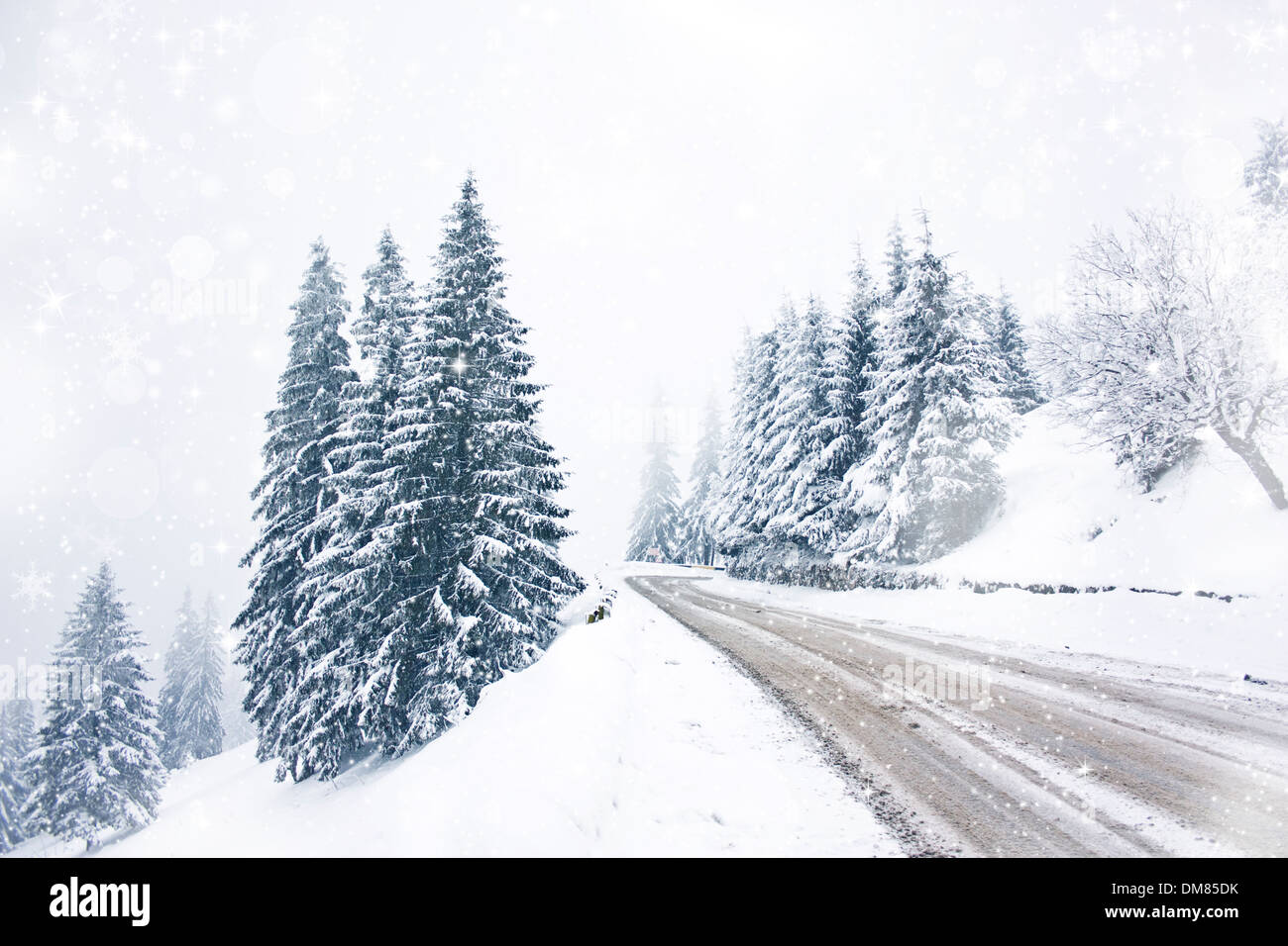 Schnee Winter kauerte Straße in die Berge Stockfoto