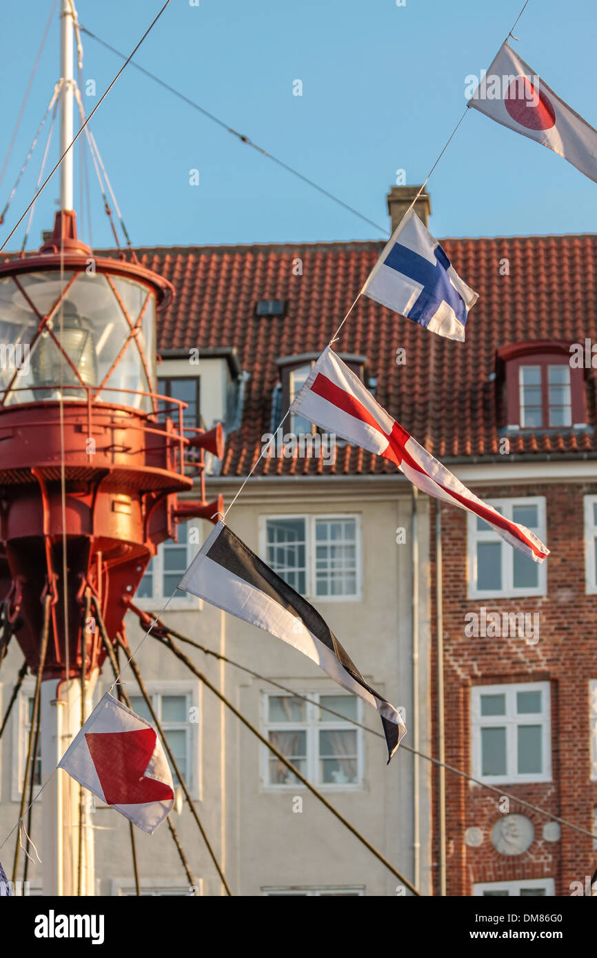 Bunte Fahnen auf alten Segelboot in Nyhavn in Kopenhagen. Dänemark Stockfoto