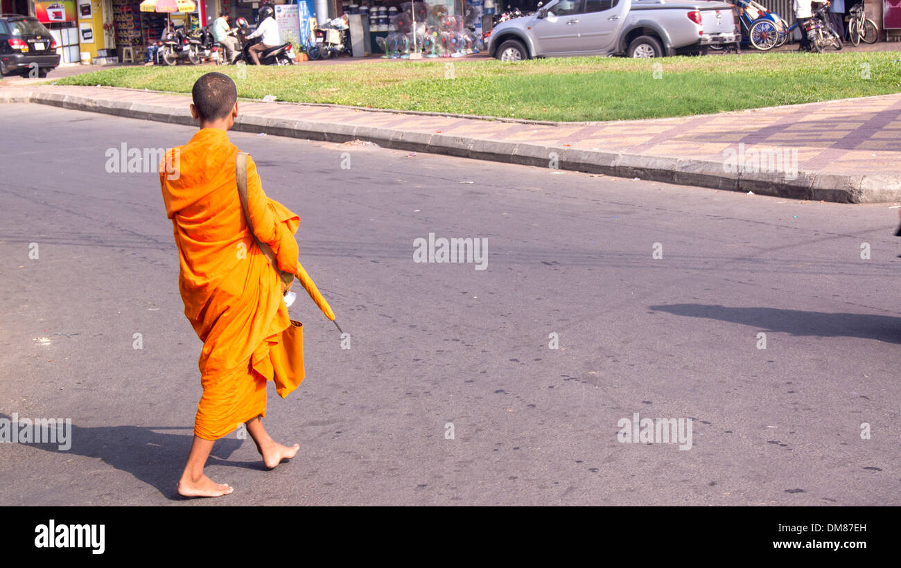 Mönch Kreuzung Straße Phnom Penh Kambodscha in Südostasien Stockfoto