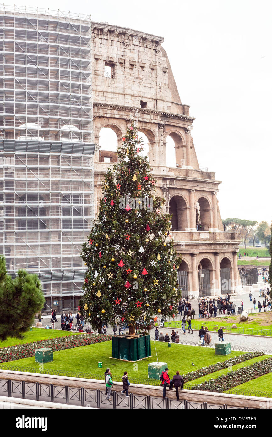 Weihnachtsbaum mit dem Kolosseum, Rom, Italien Stockfoto