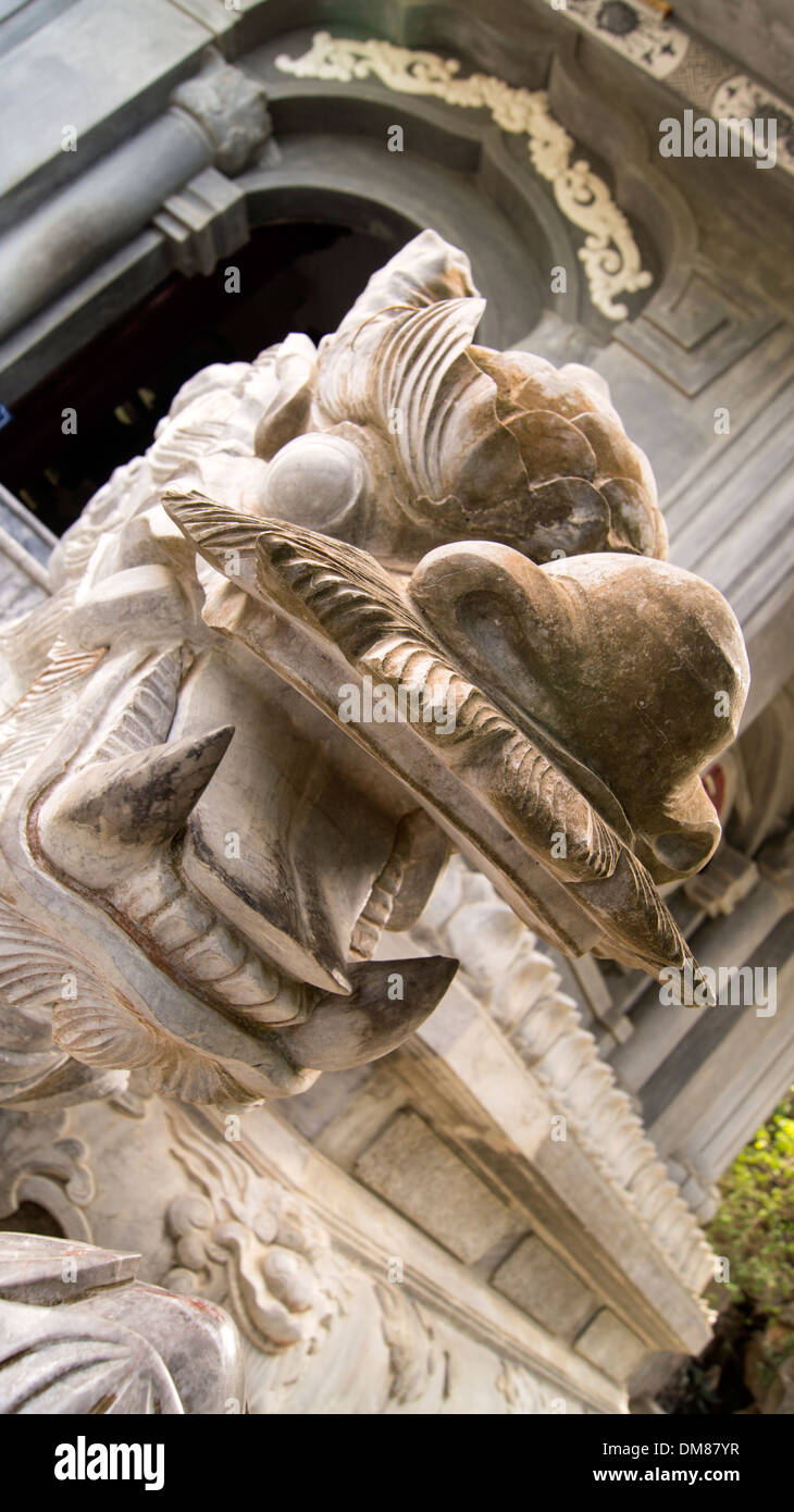 Geschnitzten Drachen Tempel Hoi An Vietnam South East Asia Stockfoto